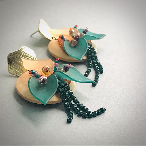 Earrings with wood floral pendant - Picture 3 of 14